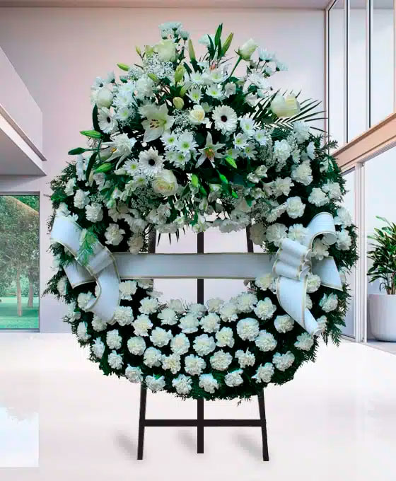 Corona Funeraria de claveles blancos para Tanatorio Sigüenza Mémora